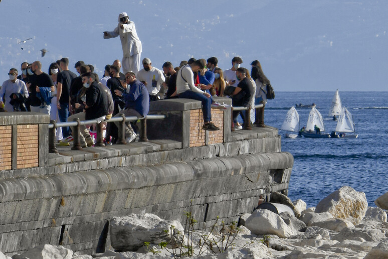 De Magistris, per salvarci non resta che la zona rossa - RIPRODUZIONE RISERVATA