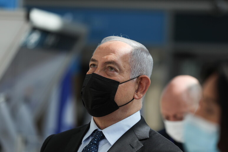 Israeli Prime Minister Benjamin Netanyahu visit the new coronavirus lab at Ben-Gurion International Airport © ANSA/EPA