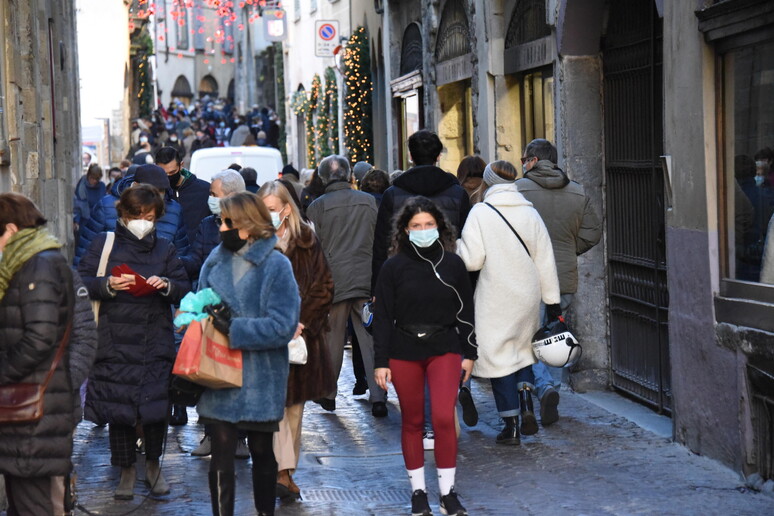 Covid: folla - RIPRODUZIONE RISERVATA