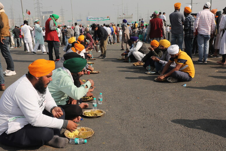 Un momento di una protesta dei coltivatori indiani su un 'autostrada nei pressi di Delhi © ANSA/EPA