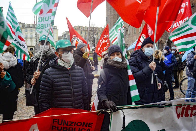 P.a: sciopero, manifestazione davanti prefettura - RIPRODUZIONE RISERVATA