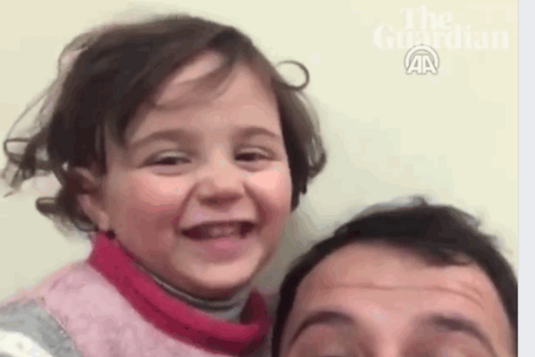 Un fermo immagine del video del papà siriano - RIPRODUZIONE RISERVATA