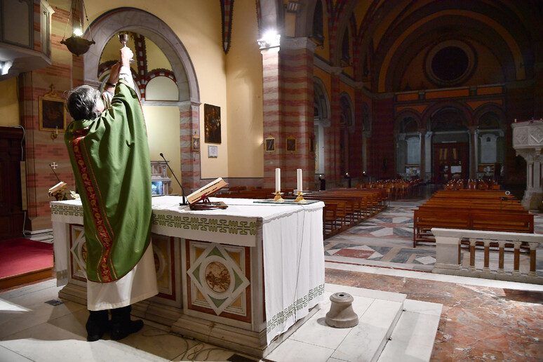 Momento di celebrazione liturgica - RIPRODUZIONE RISERVATA