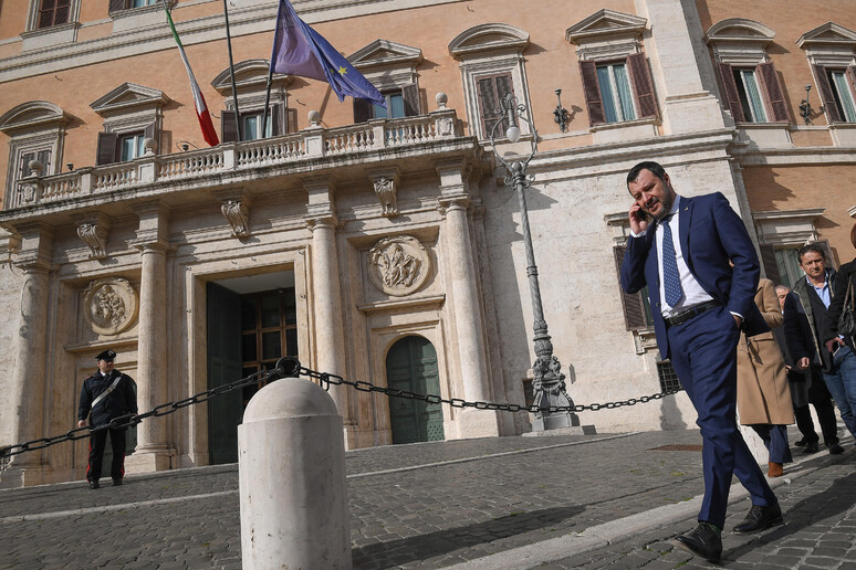 Il leader della Lega Matteo Salvini davanti alla Camera - RIPRODUZIONE RISERVATA