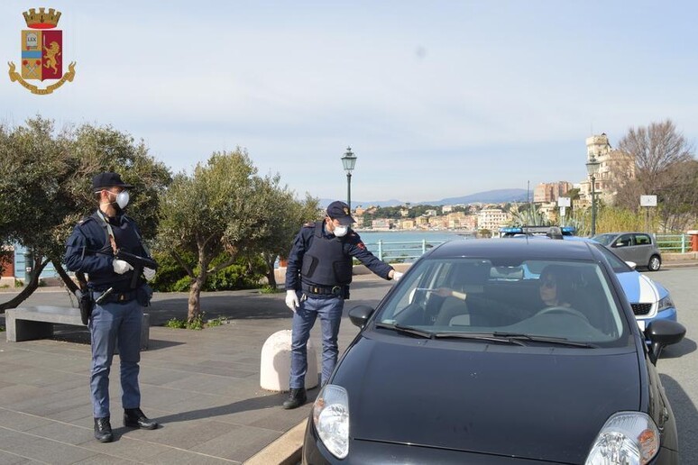 Coronavirus: controlli a Genova - RIPRODUZIONE RISERVATA