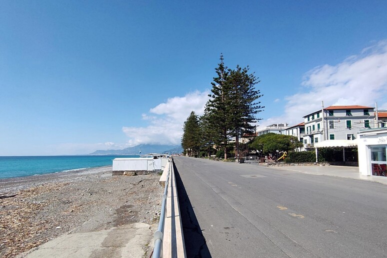 Troppi turisti, Bordighera chiude passeggiata a mare - RIPRODUZIONE RISERVATA