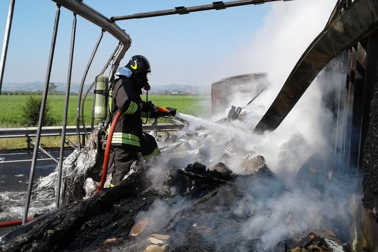 Un vigile del fuoco in azione - RIPRODUZIONE RISERVATA