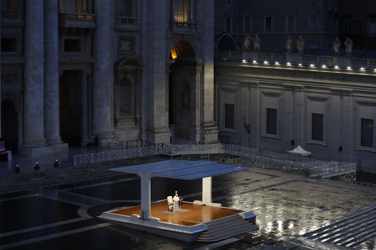 Papa Francesco mentre pregava in piazza San Pietro in piena pandemia di Covid-19 - RIPRODUZIONE RISERVATA