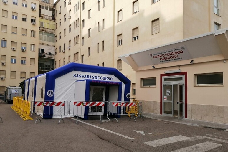 Tenda pre-triage davanti all 'ospedale di Sassari - RIPRODUZIONE RISERVATA