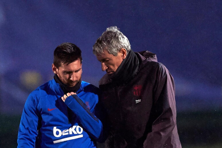 Messi con Setien e alcuni compagni del Barcellona in allenamento - RIPRODUZIONE RISERVATA