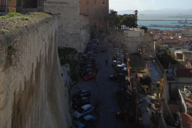 Parcheggio sotto le mura - RIPRODUZIONE RISERVATA