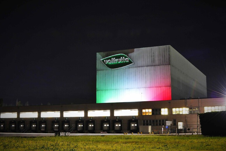 Conserve Italia: sede di Pomposa illuminata col Tricolore - RIPRODUZIONE RISERVATA