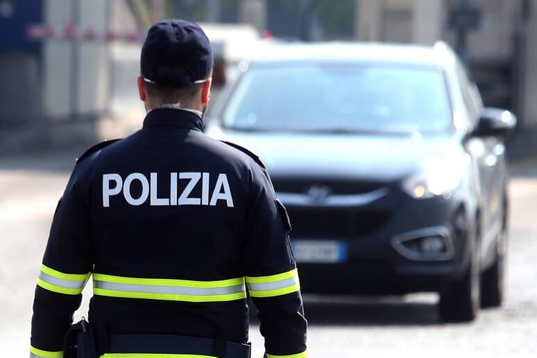 Un controllo di polizia - RIPRODUZIONE RISERVATA