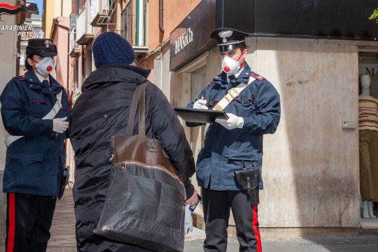 Un 'operazione di carabinieri - RIPRODUZIONE RISERVATA