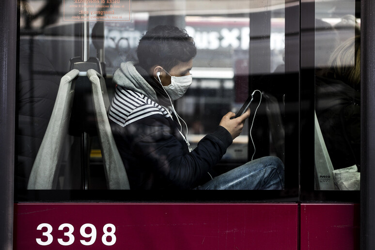 Un ragazzo a bordo di un autobus a Roma - RIPRODUZIONE RISERVATA