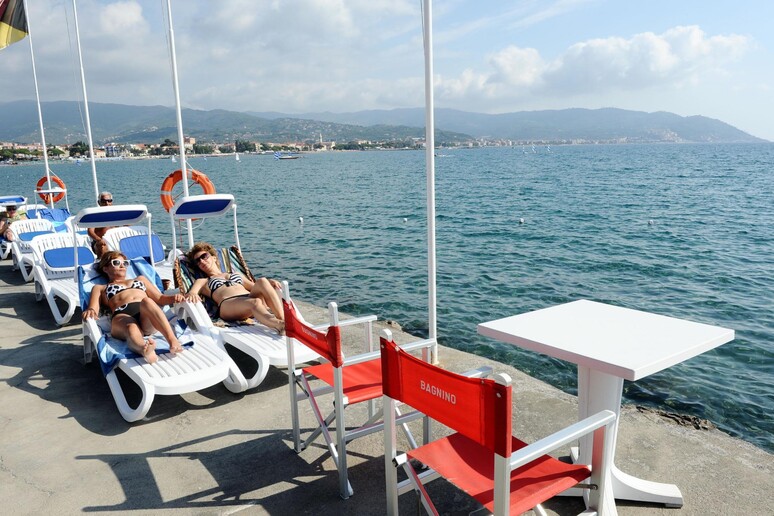 Una spiaggia ligure - RIPRODUZIONE RISERVATA