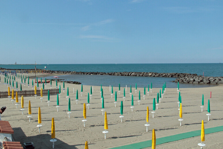 Una spiaggia - RIPRODUZIONE RISERVATA