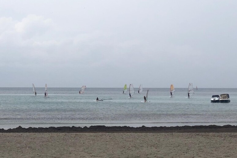 Spiaggia semivuota al Poetto - RIPRODUZIONE RISERVATA