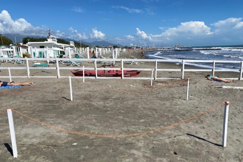 Spiaggia libera a Sarzana - RIPRODUZIONE RISERVATA