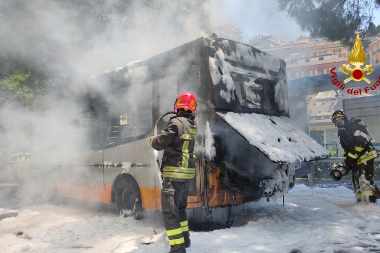 Bus in Fiamme a Genova - RIPRODUZIONE RISERVATA