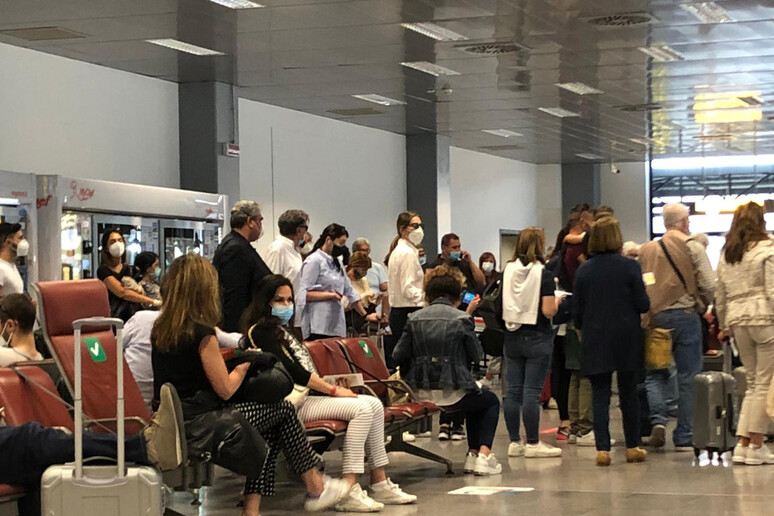 Fase 2: Olbia, primi turisti e qualche disagio registrazione - RIPRODUZIONE RISERVATA