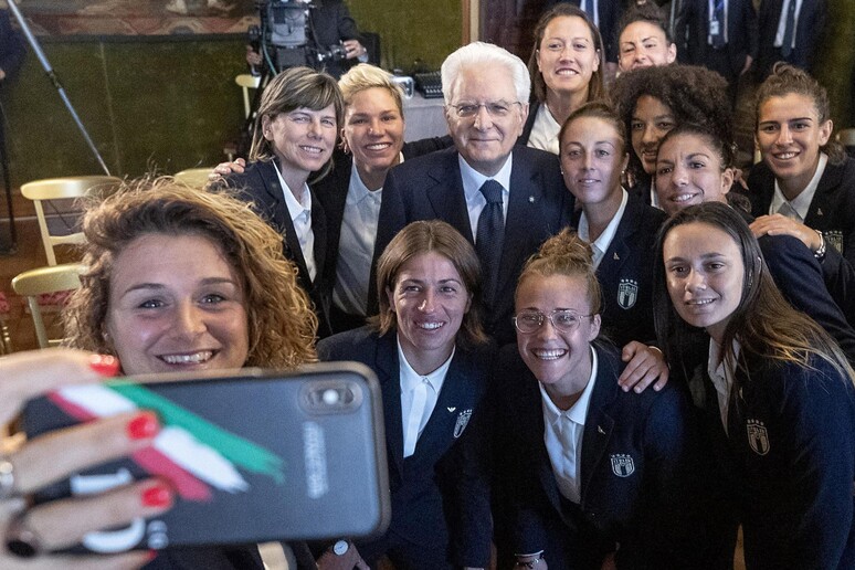 La nazionale di calcio femminile con il Presidente della Repubblica Sergio Mattarella - RIPRODUZIONE RISERVATA