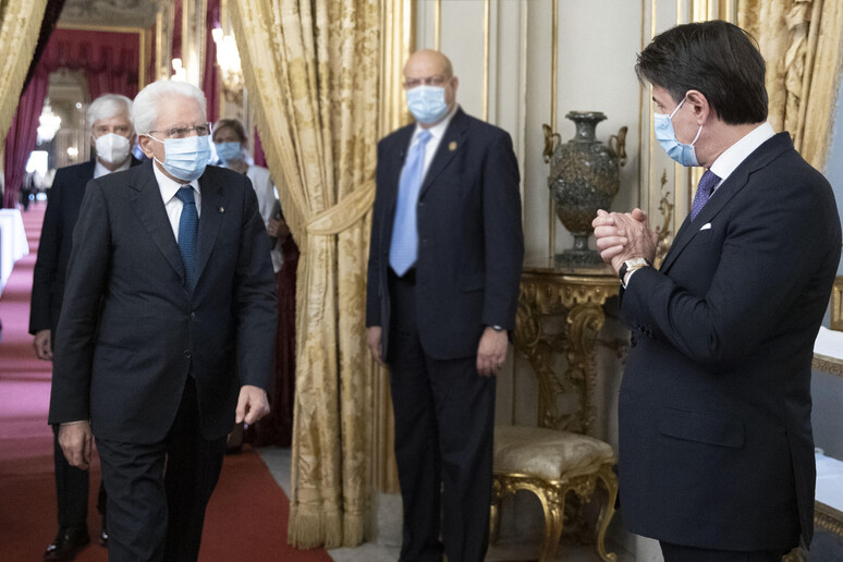 Il presidente Mattarella mentre riceve il premier Conte al Quirinale (foto Us Quirinale) - RIPRODUZIONE RISERVATA