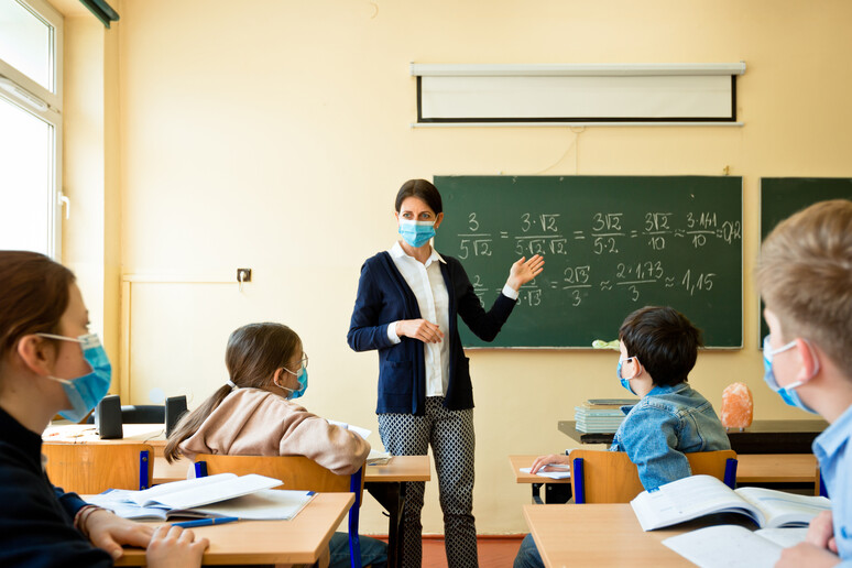 In aula con le mascherine foto iStock. - RIPRODUZIONE RISERVATA