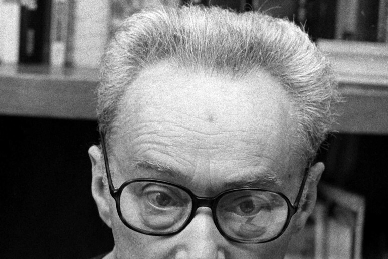 Un 'immagine d 'archivio del  1985 di Primo Levi, ritratto nel suo studio - RIPRODUZIONE RISERVATA