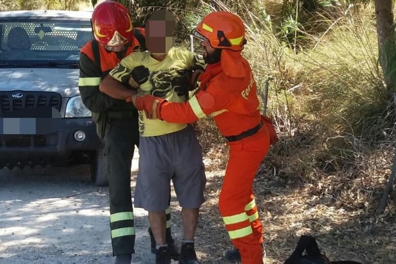 Malore mentre spegne incendio - RIPRODUZIONE RISERVATA