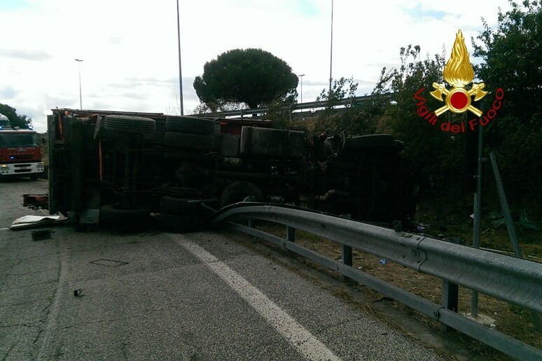 Incidente raccordo - RIPRODUZIONE RISERVATA