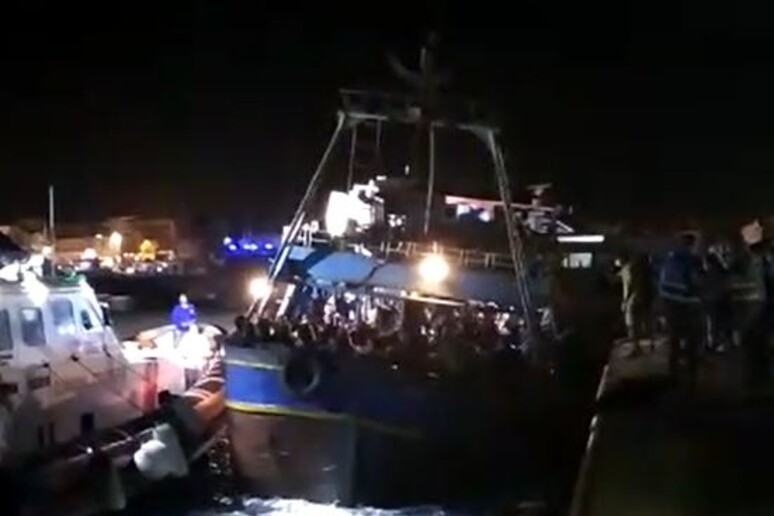 Barcone con 450 migranti a Lampedusa - RIPRODUZIONE RISERVATA