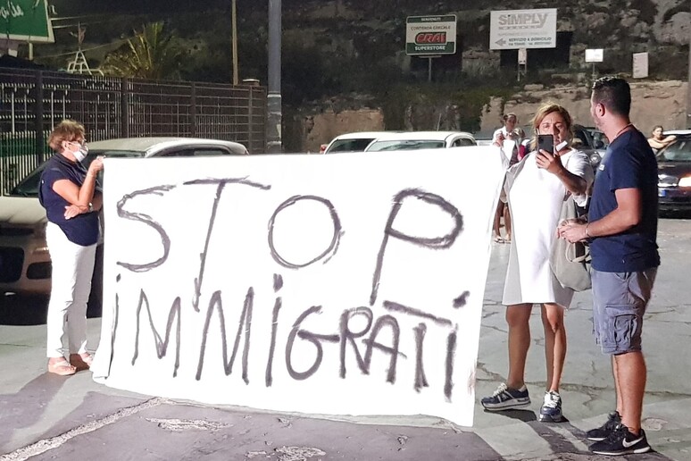 La protesta dei residenti a Lampedusa il 30 agosto - RIPRODUZIONE RISERVATA