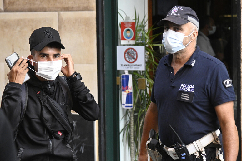 CENTRO STORICO GENOVA  'IN MASCHERA ' - RIPRODUZIONE RISERVATA