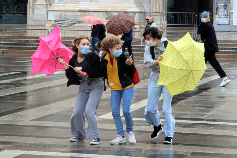 Maltempo: vento forte a Milano - RIPRODUZIONE RISERVATA