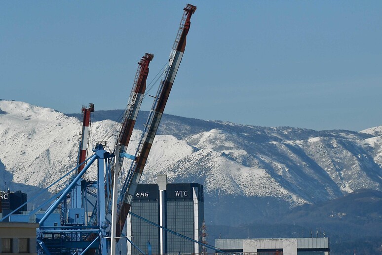 Il porto di Genova, la Lanterna e la neve sui monti alle spalle della citta ' di Genova - RIPRODUZIONE RISERVATA