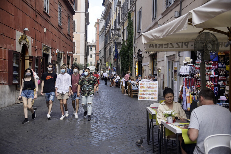 Una strada del centro di Roma, pochi i turisti. Archivio - RIPRODUZIONE RISERVATA