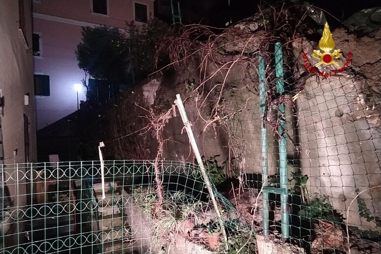 Maltempo: muro crollato a Genova - RIPRODUZIONE RISERVATA