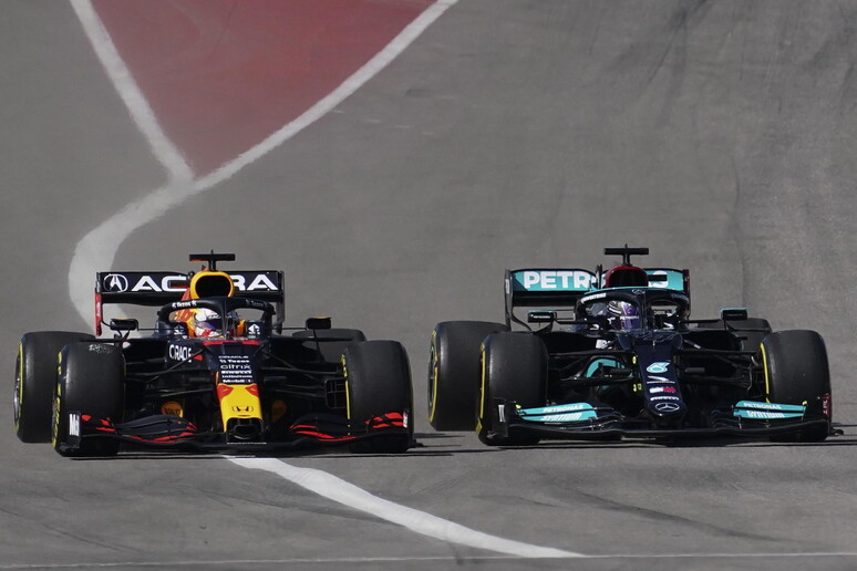 Max Verstappen (a sinistra) e Lewis Hamilton, foto di archivio © ANSA/EPA