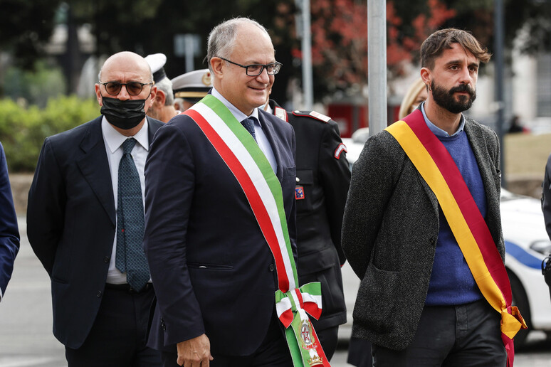 Roma: Gualtieri con la fascia tricolore, corone in luoghi simbolo - Notizie  