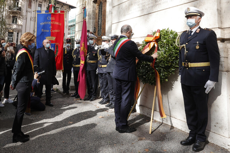 Roma: Gualtieri con la fascia tricolore, corone in luoghi simbolo - Notizie  