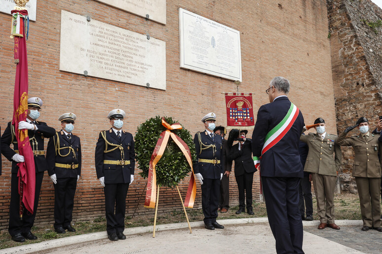 Roma: Gualtieri con la fascia tricolore, corone in luoghi simbolo - Notizie  