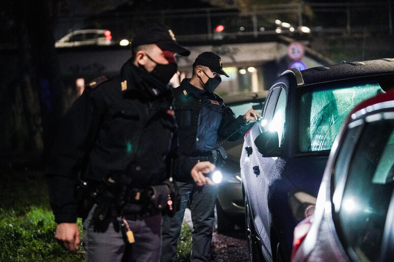 Uomo trovato morto in auto a Torino - RIPRODUZIONE RISERVATA