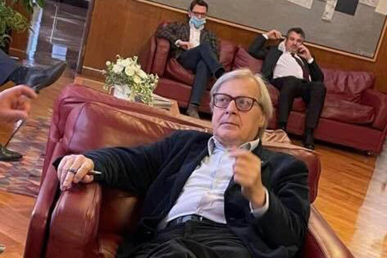 Show no vax di Sgarbi in aula Fvg, senza mascherina a piedi nudi - RIPRODUZIONE RISERVATA