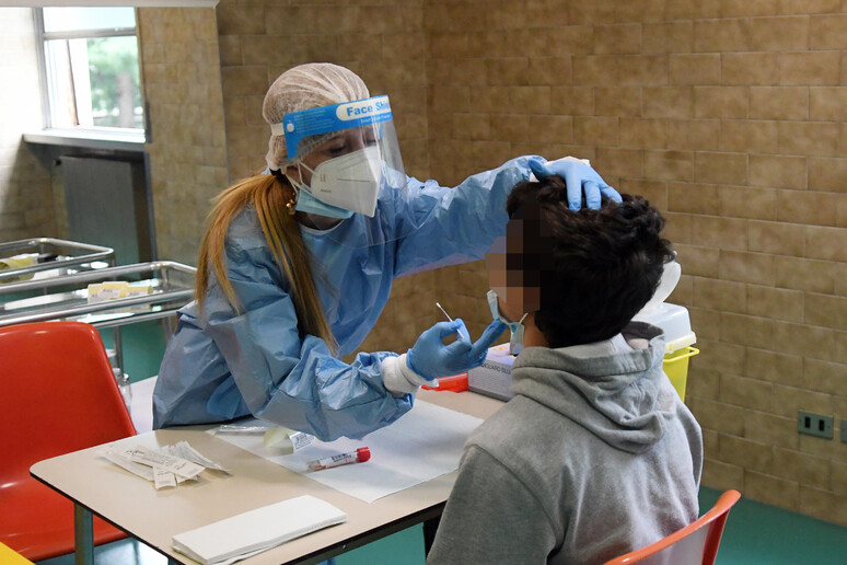 Tamponi a scuola - RIPRODUZIONE RISERVATA