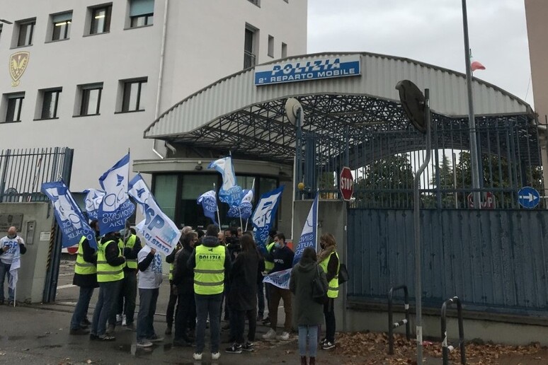 Protesta agenti contro le manifestazioni no green pass - RIPRODUZIONE RISERVATA