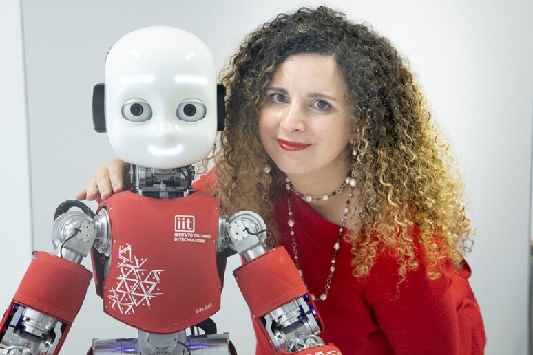 La ricercatrice Alessandra Sciutti con il robot iCub (fonte: IIT) - RIPRODUZIONE RISERVATA