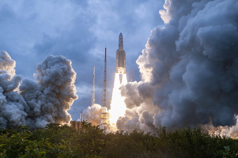Decollato con successo il razzo Ariane 5 © ANSA/EPA