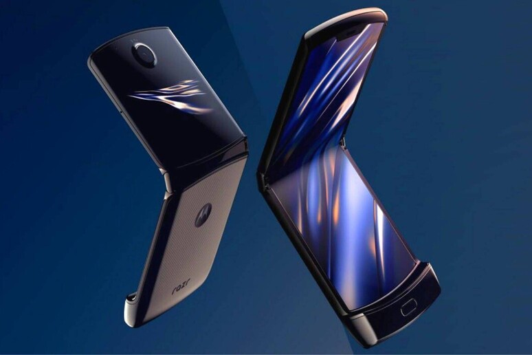 Smartphone pieghevoli, Motorola al lavoro sul Razr 3 - RIPRODUZIONE RISERVATA