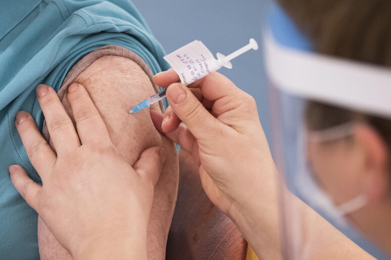 Vaccinazioni anti-covid in una foto di archivio © ANSA/EPA